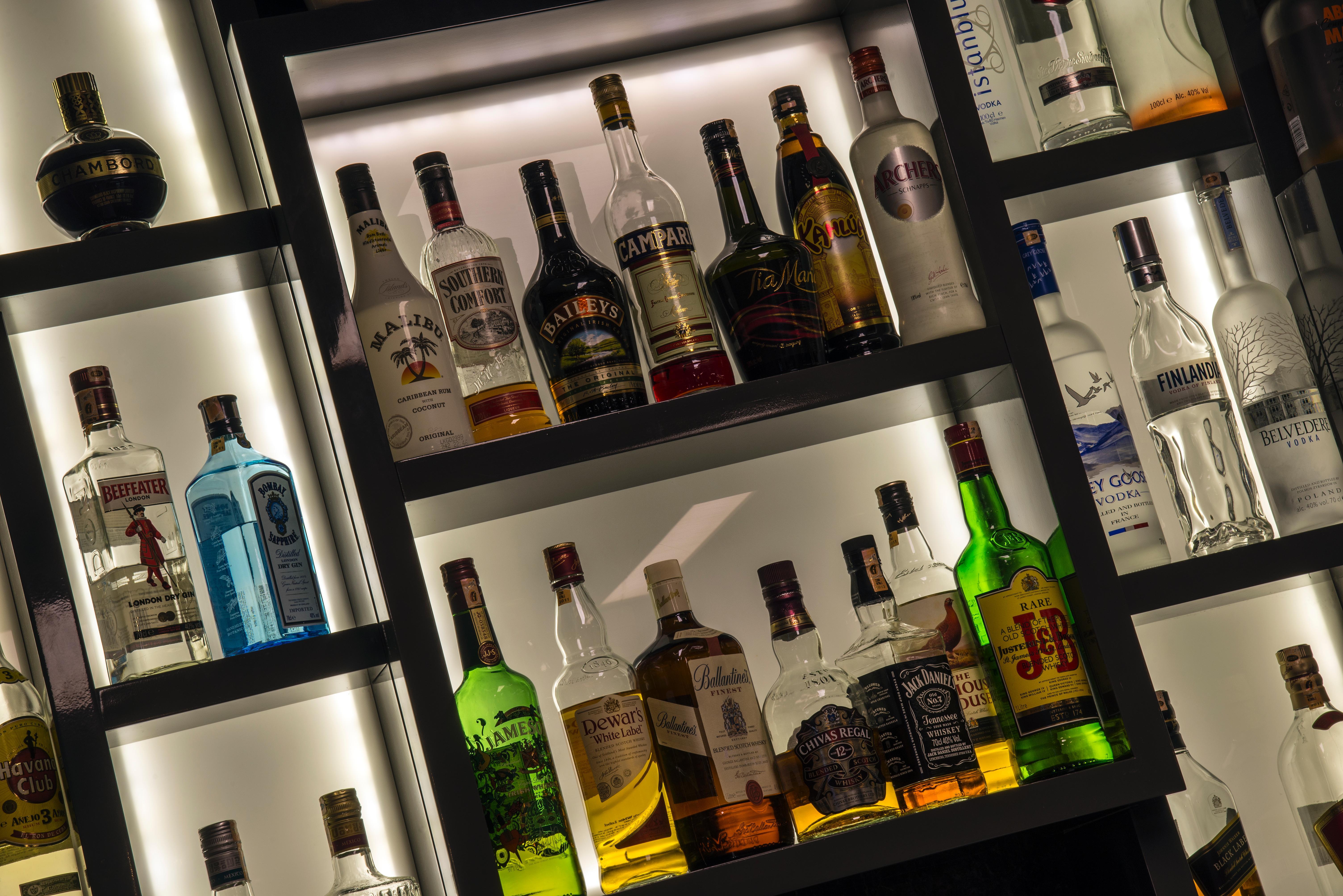 Radisson Blu Hotel Istanbul Asia Luaran gambar A selection of gins