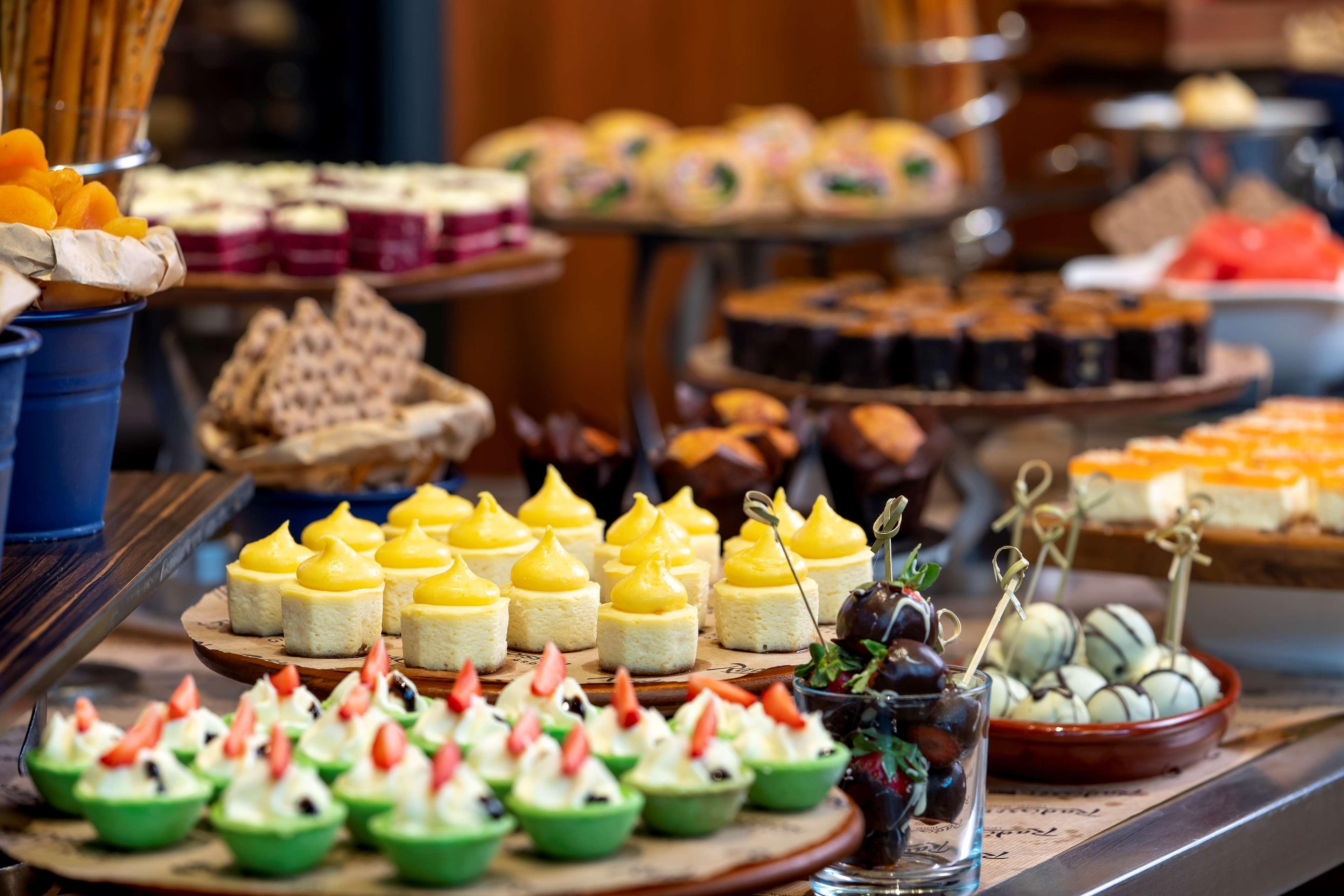 Radisson Blu Hotel Istanbul Asia Luaran gambar A selection of desserts