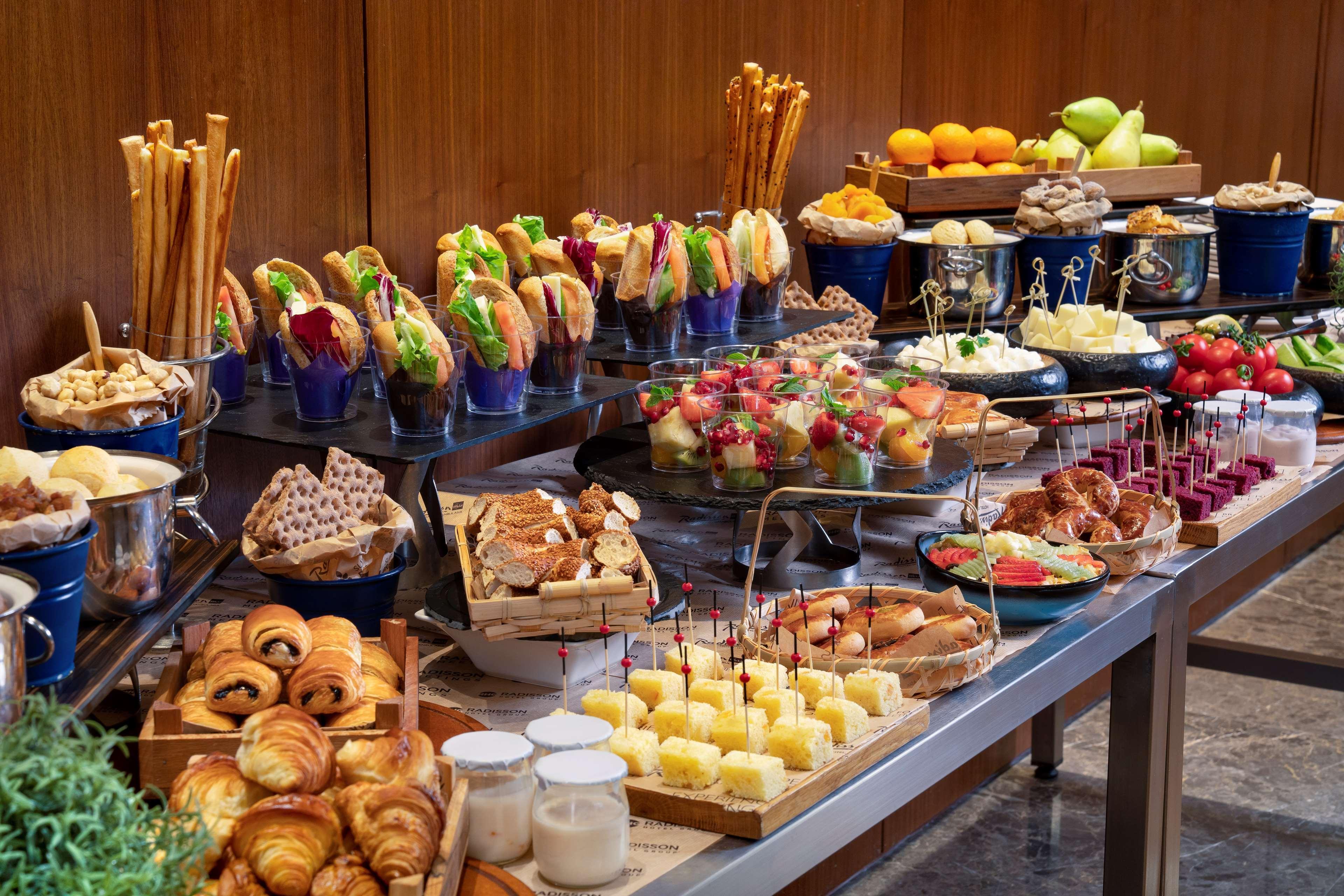 Radisson Blu Hotel Istanbul Asia Luaran gambar A buffet at a hotel