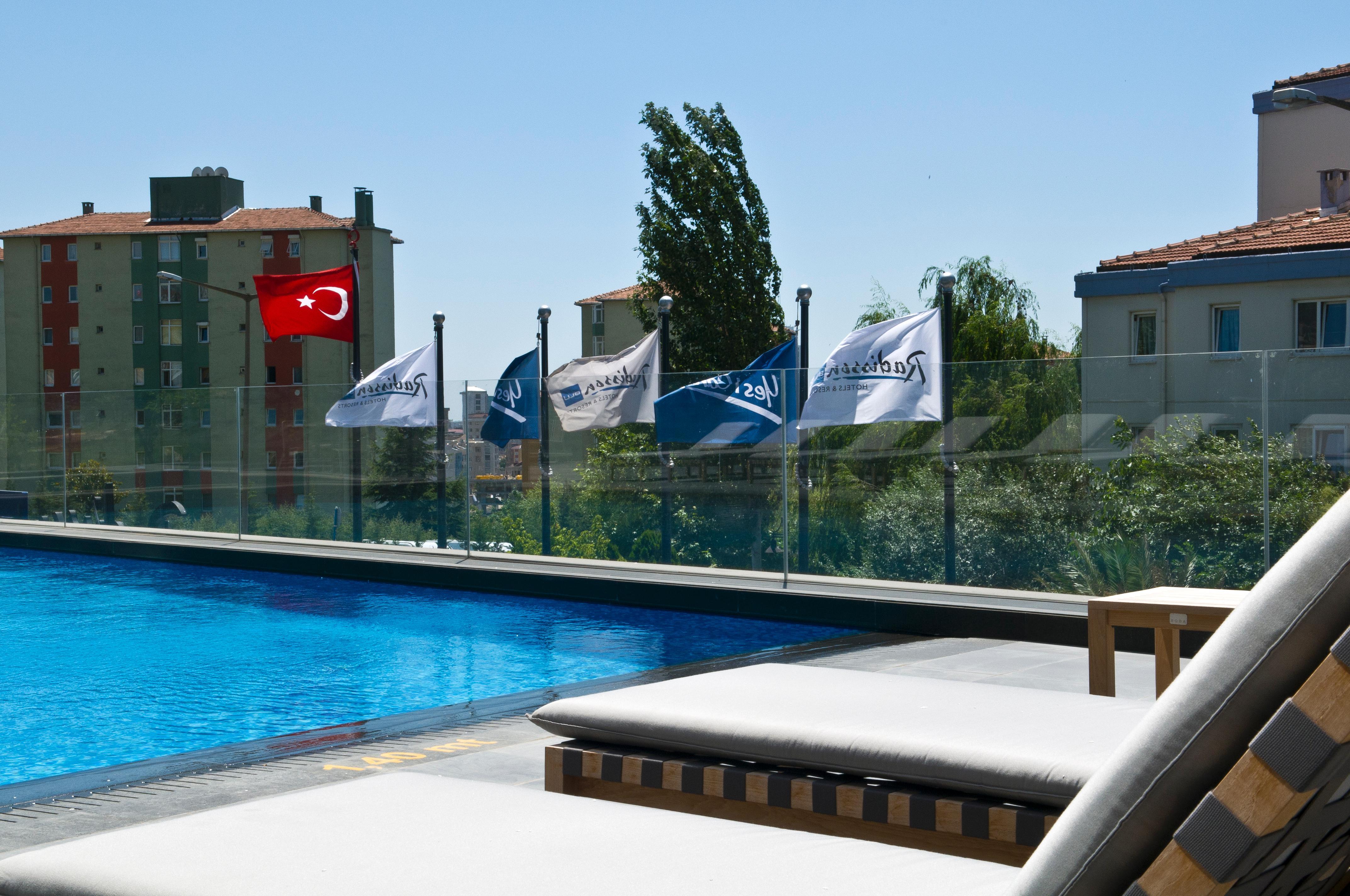 Radisson Blu Hotel Istanbul Asia Luaran gambar A pool in Turkey