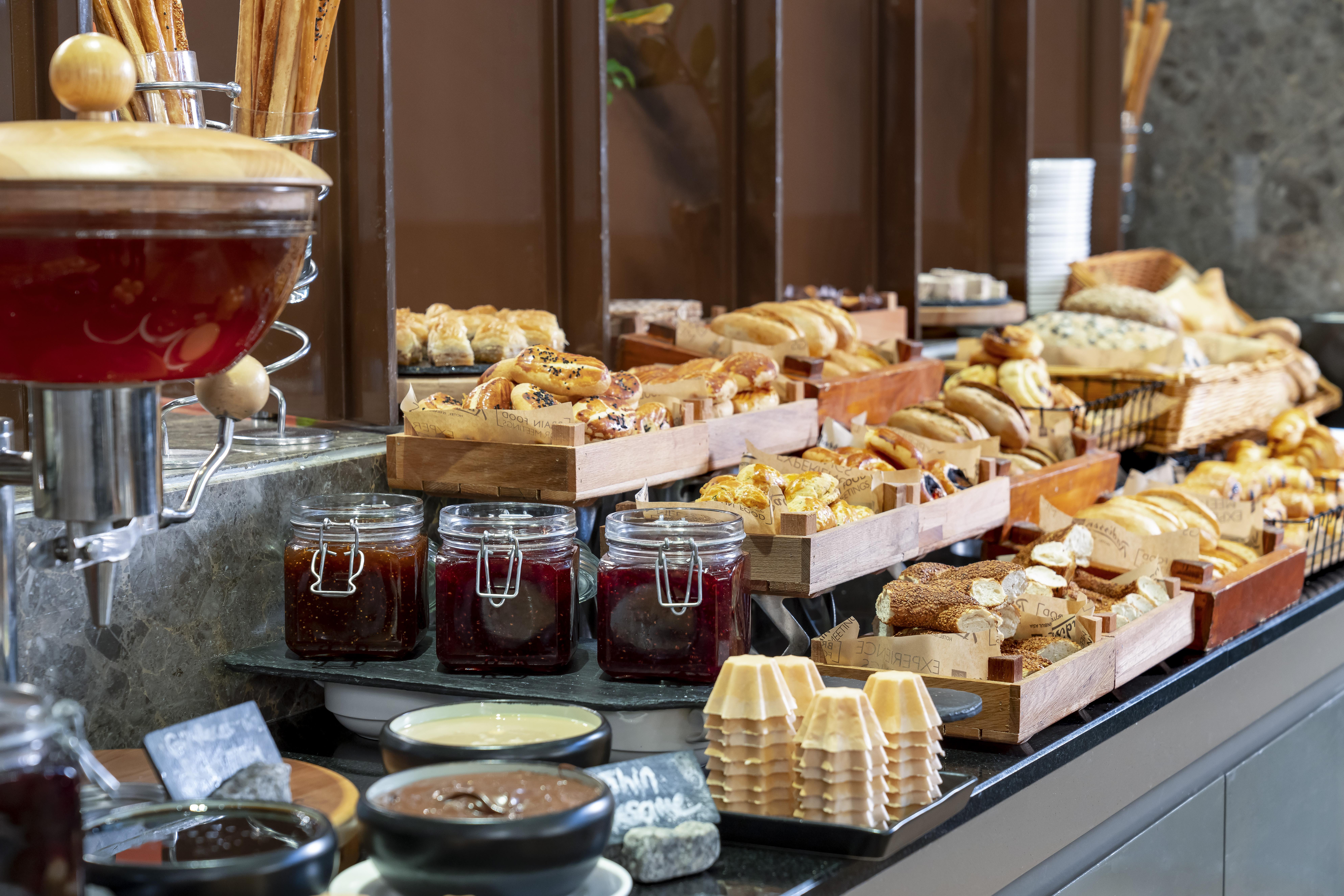 Radisson Blu Hotel Istanbul Asia Luaran gambar A breakfast buffet