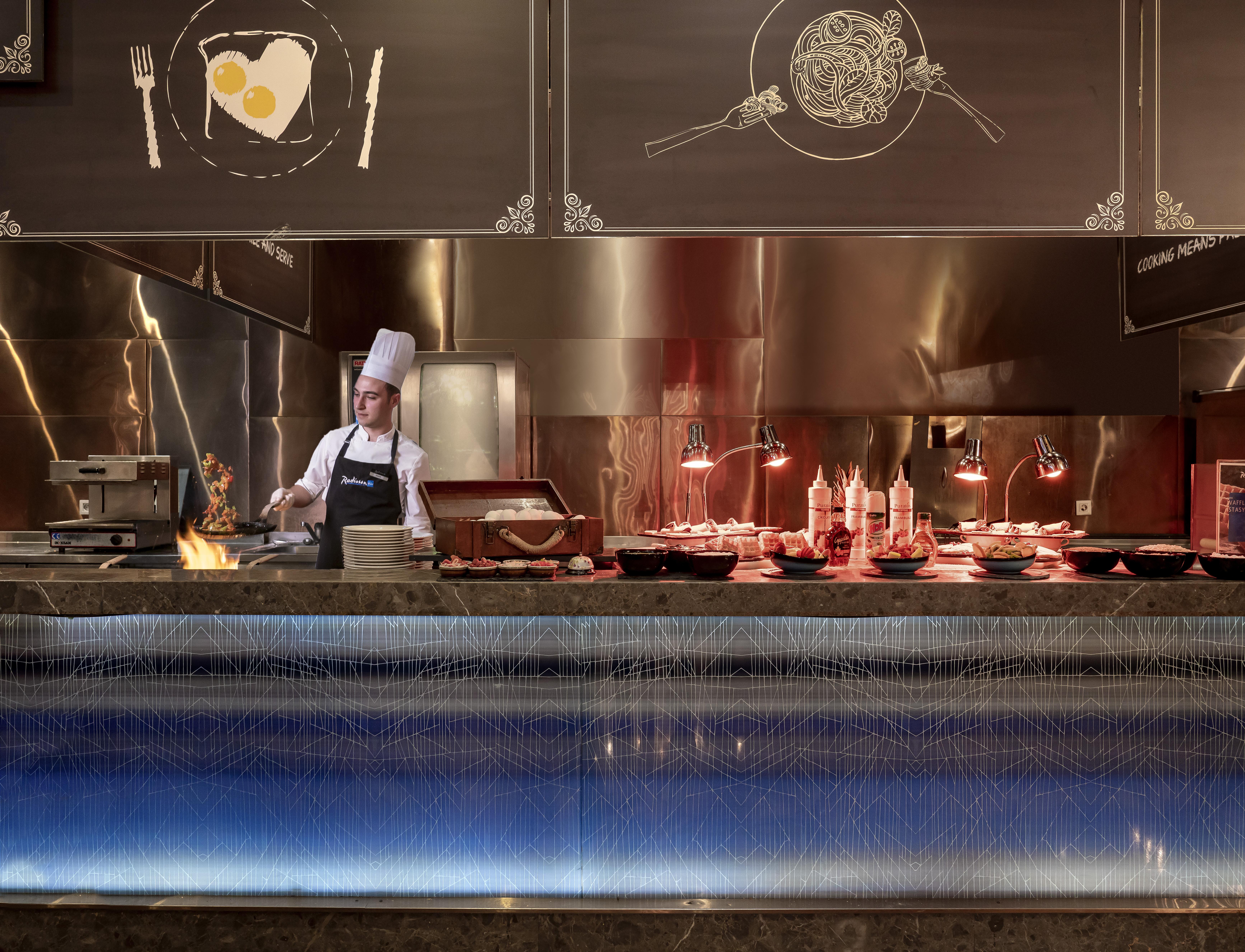 Radisson Blu Hotel Istanbul Asia Luaran gambar A live kitchen at the Conrad Hilton London St. George's Wharf
