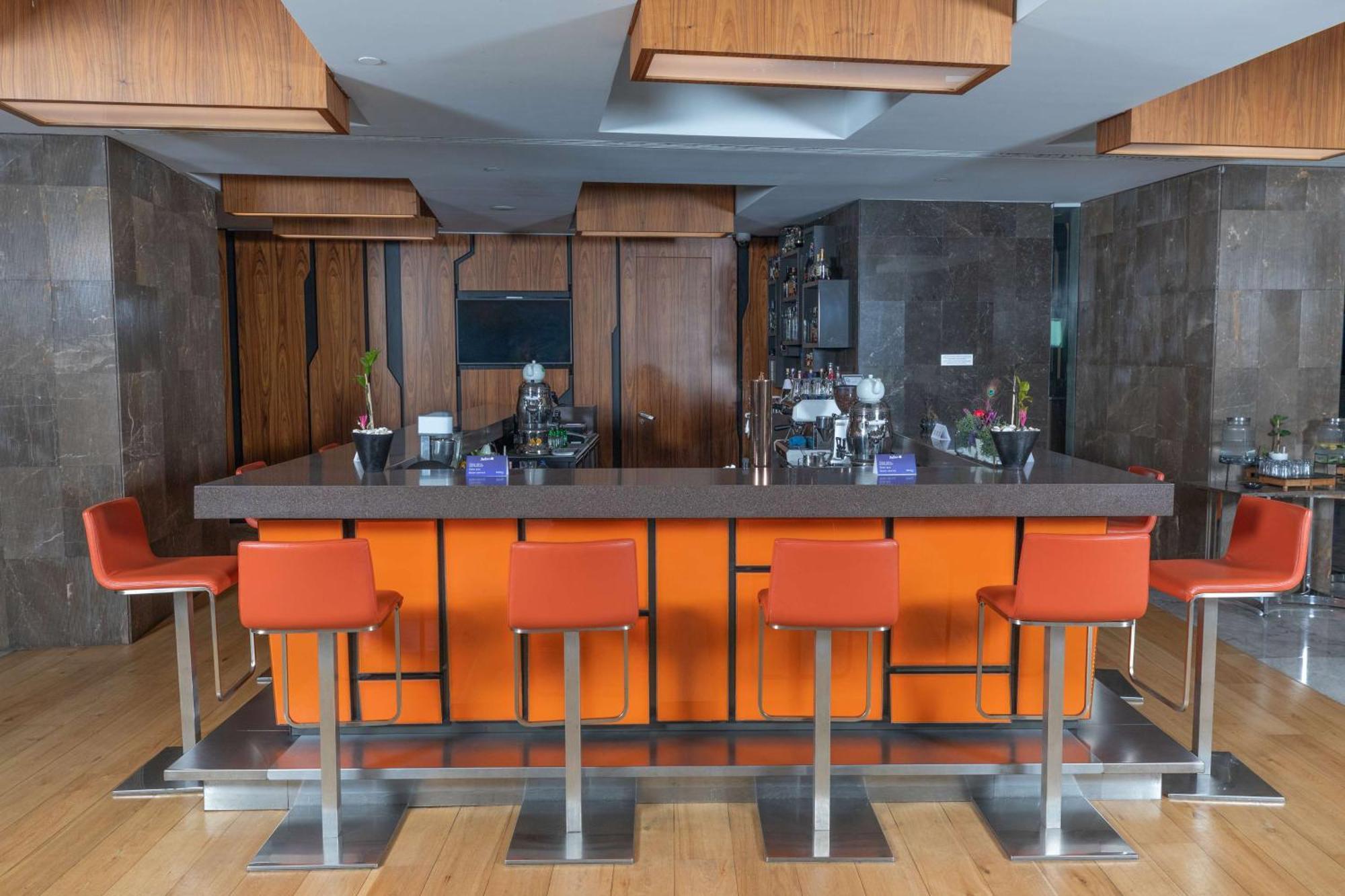 Radisson Blu Hotel Istanbul Asia Luaran gambar The bar at the 1000 Mile End